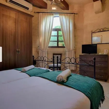 Renovated Farmhouse With Pool, Jacuzzi, Gym In The Village Centre Nadur Exterior photo