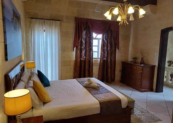 Renovated Farmhouse With Pool, Jacuzzi, Gym In The Village Centre