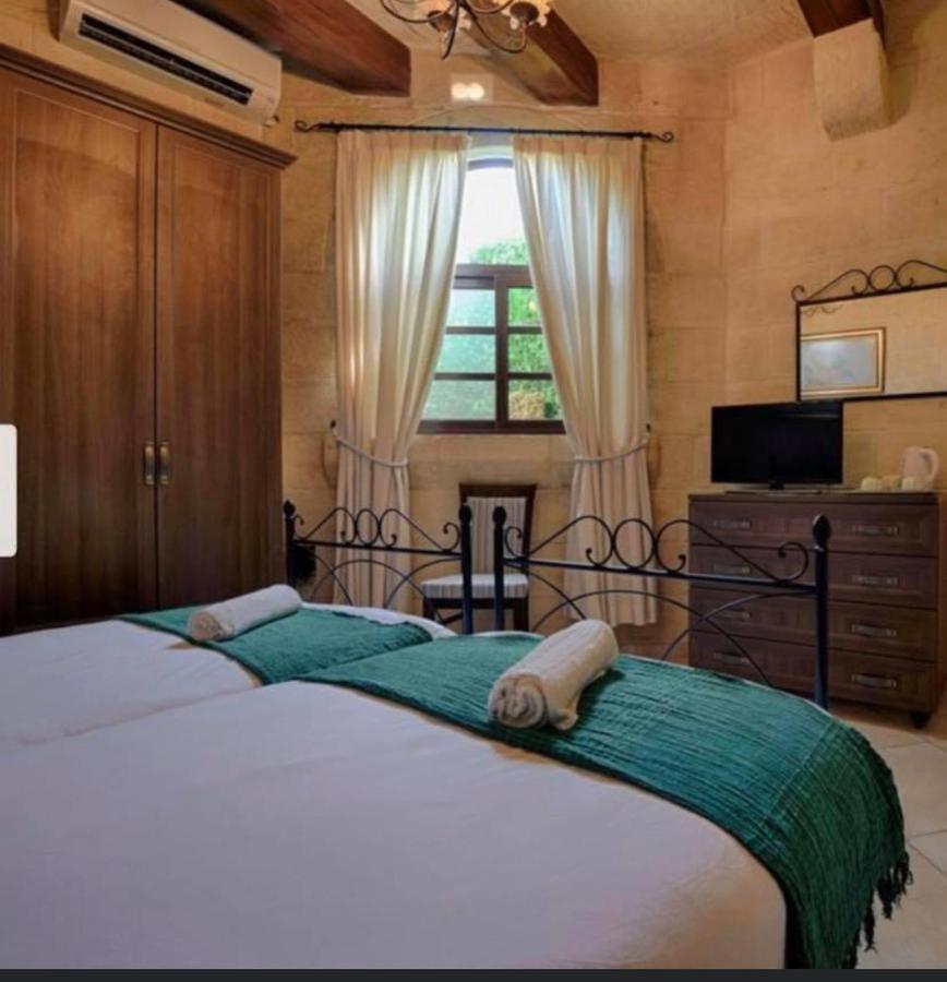 Renovated With Pool, Jacuzzi, Gym In The Village Centre *