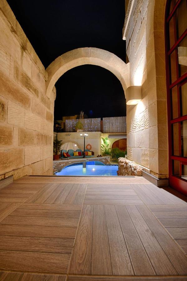 Renovated With Pool, Jacuzzi, Gym In The Village Centre