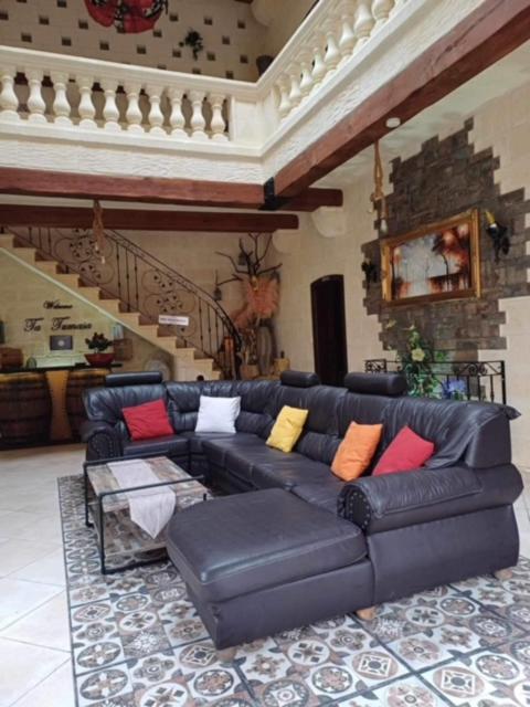 Villa Renovated With Pool, Jacuzzi, Gym In The Village Centre *