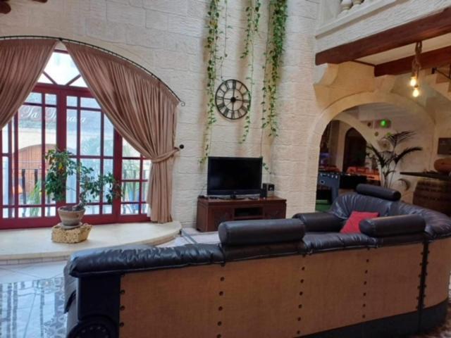 Renovated With Pool, Jacuzzi, Gym In The Village Centre