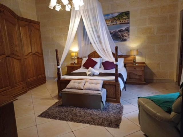 Renovated With Pool, Jacuzzi, Gym In The Village Centre * Nadur