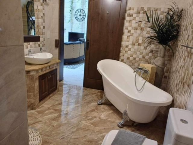 Renovated With Pool, Jacuzzi, Gym In The Village Centre Villa Nadur