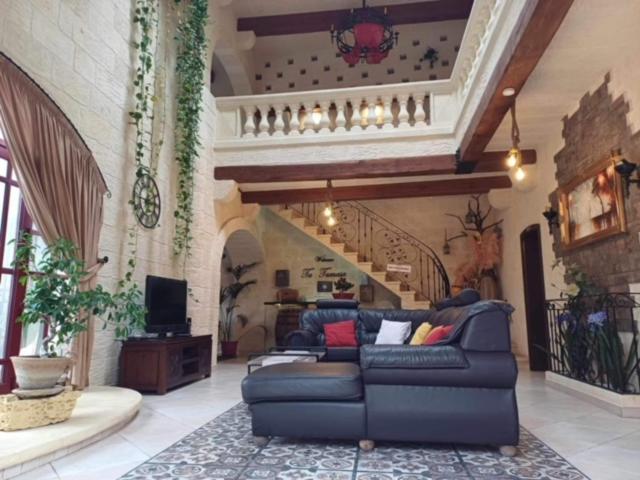 Renovated With Pool, Jacuzzi, Gym In The Village Centre *