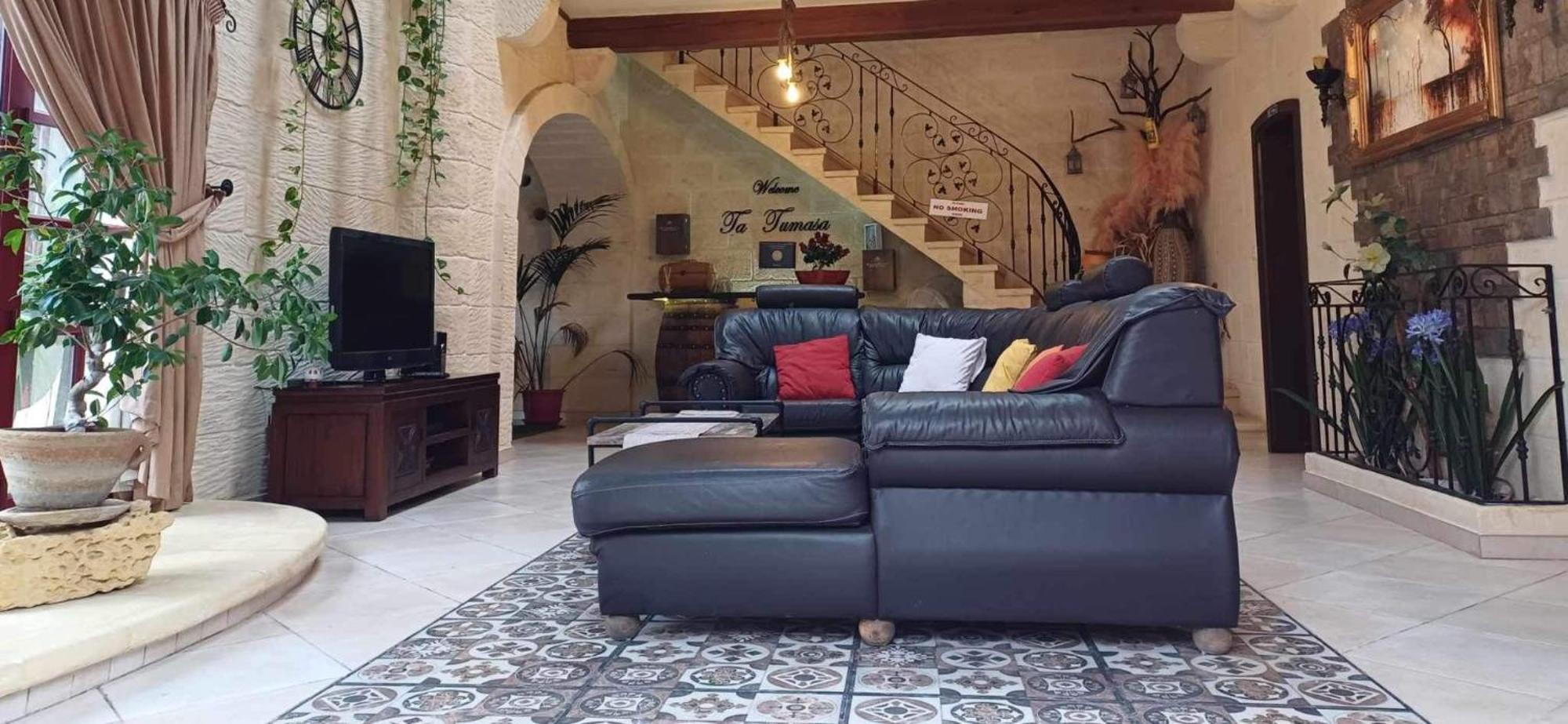 Renovated With Pool, Jacuzzi, Gym In The Village Centre *