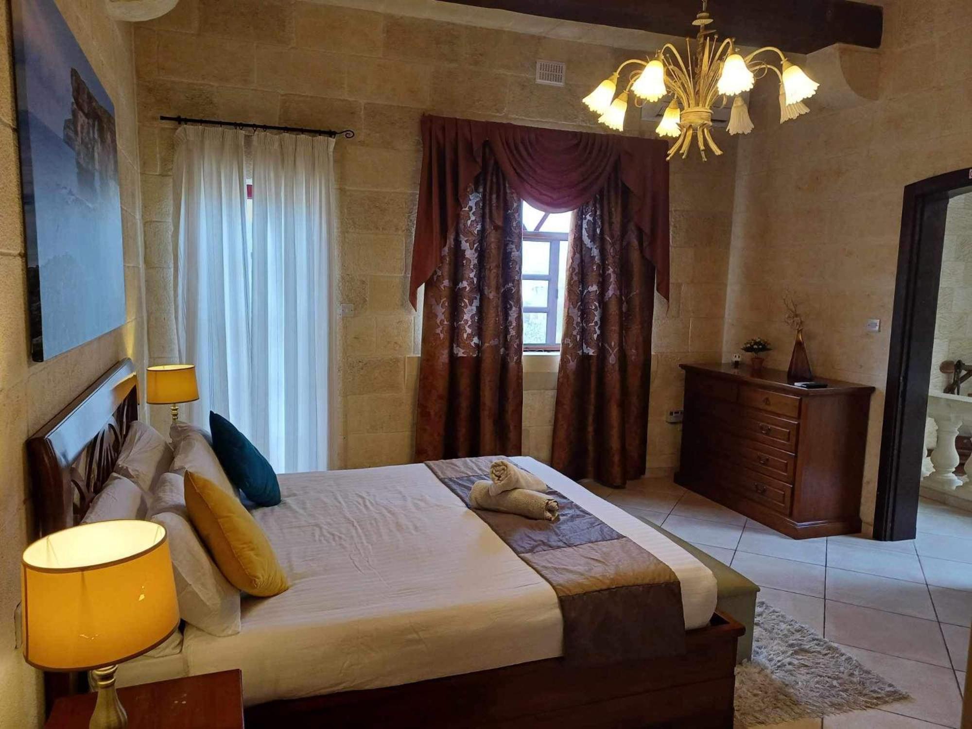 Renovated With Pool, Jacuzzi, Gym In The Village Centre