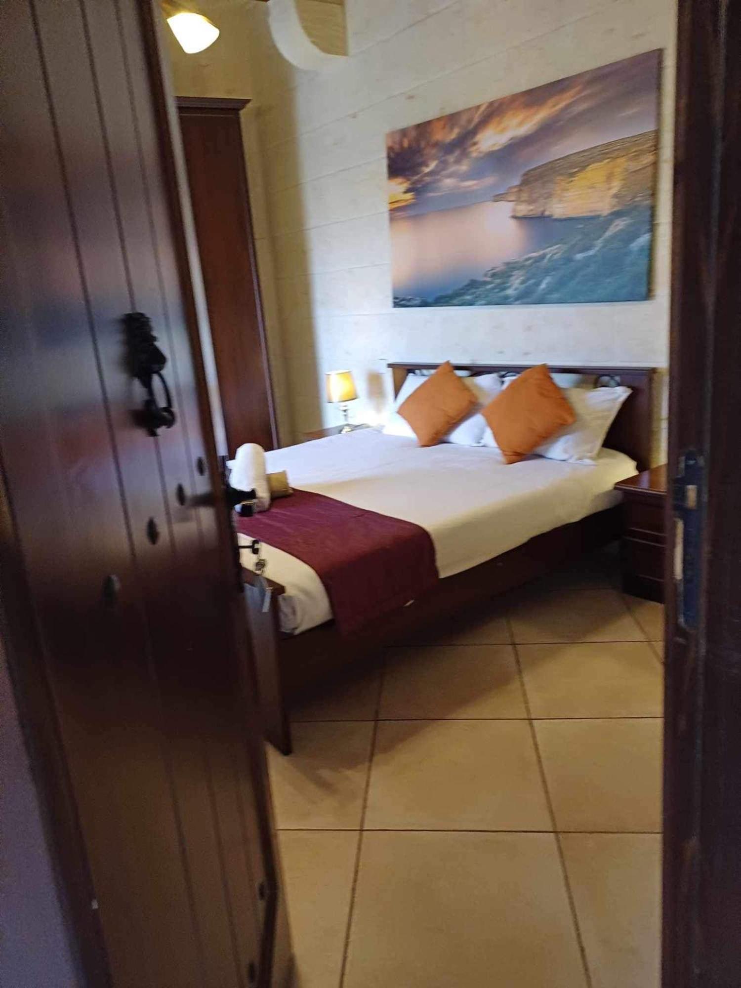Renovated With Pool, Jacuzzi, Gym In The Village Centre Villa Nadur