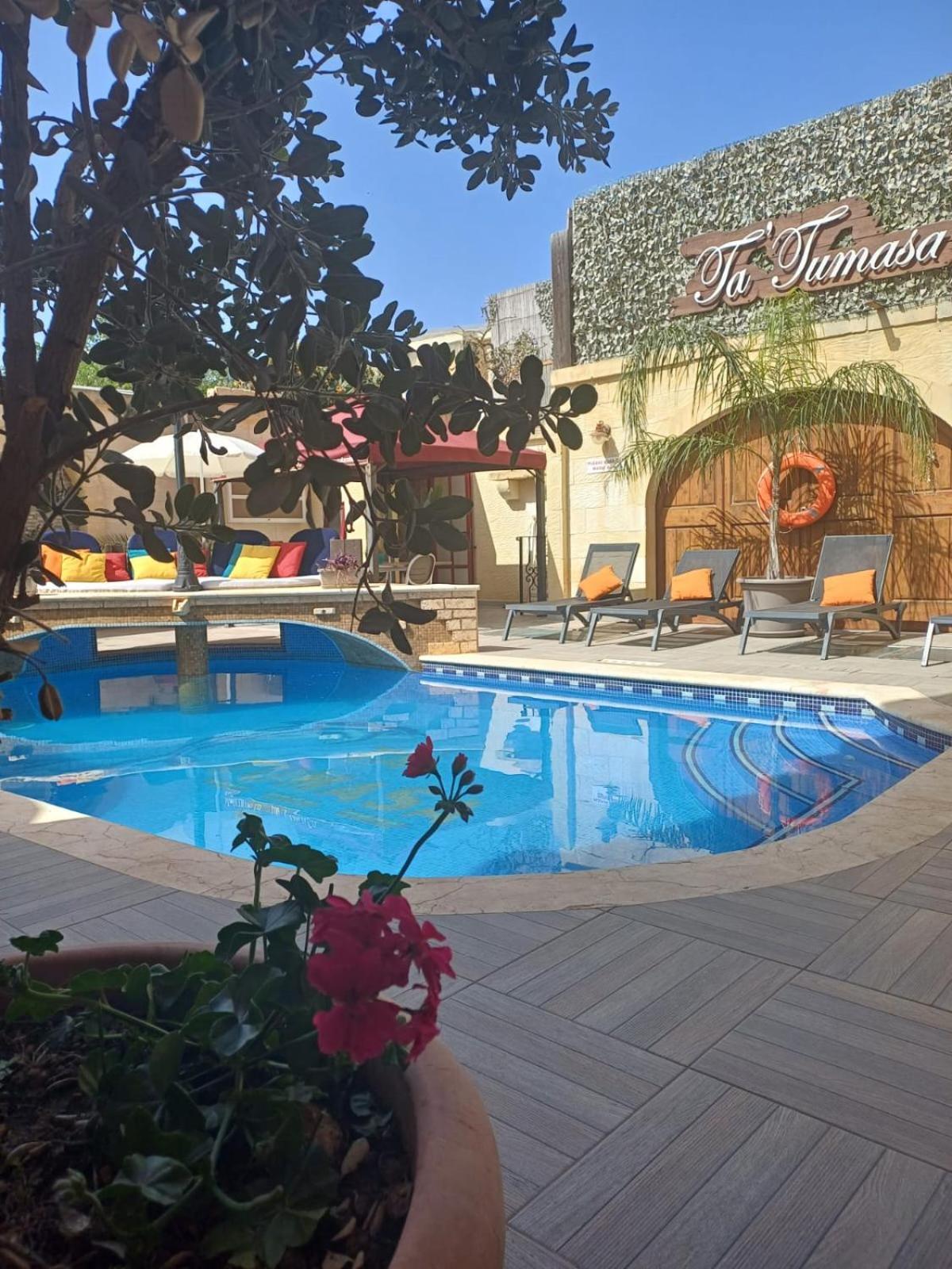 Renovated With Pool, Jacuzzi, Gym In The Village Centre * Nadur